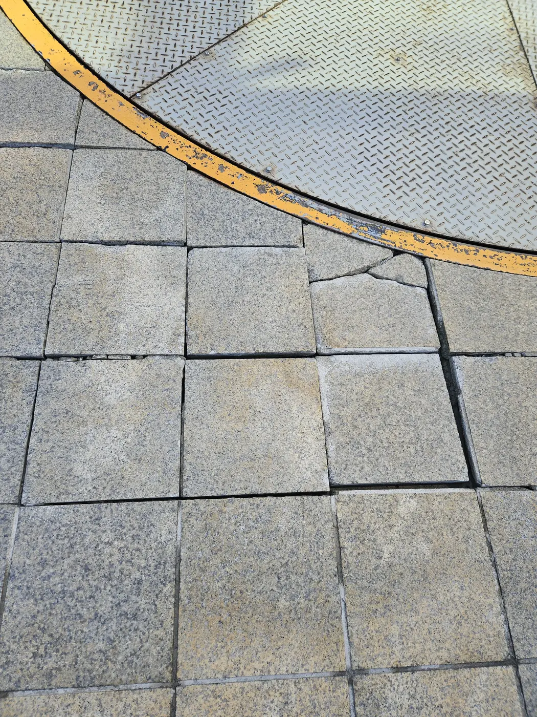 강남 계단참 판석 모서리 균열 발생 전 모습